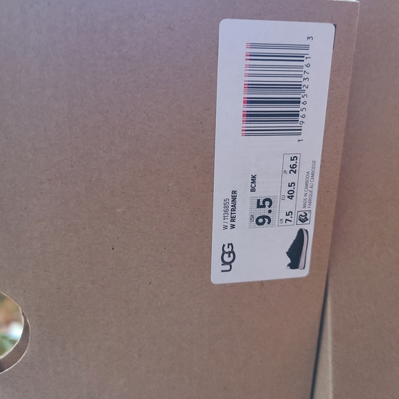 UGG Black ReTrainer Go Anywhere Sneakers 9.5 Excellent Condition & Comfortable - Picture 14 of 16